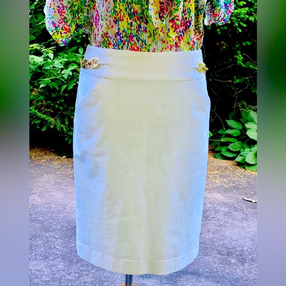 Milly White skirt with goldtone builtin waist chain. - Picture 6 of 6